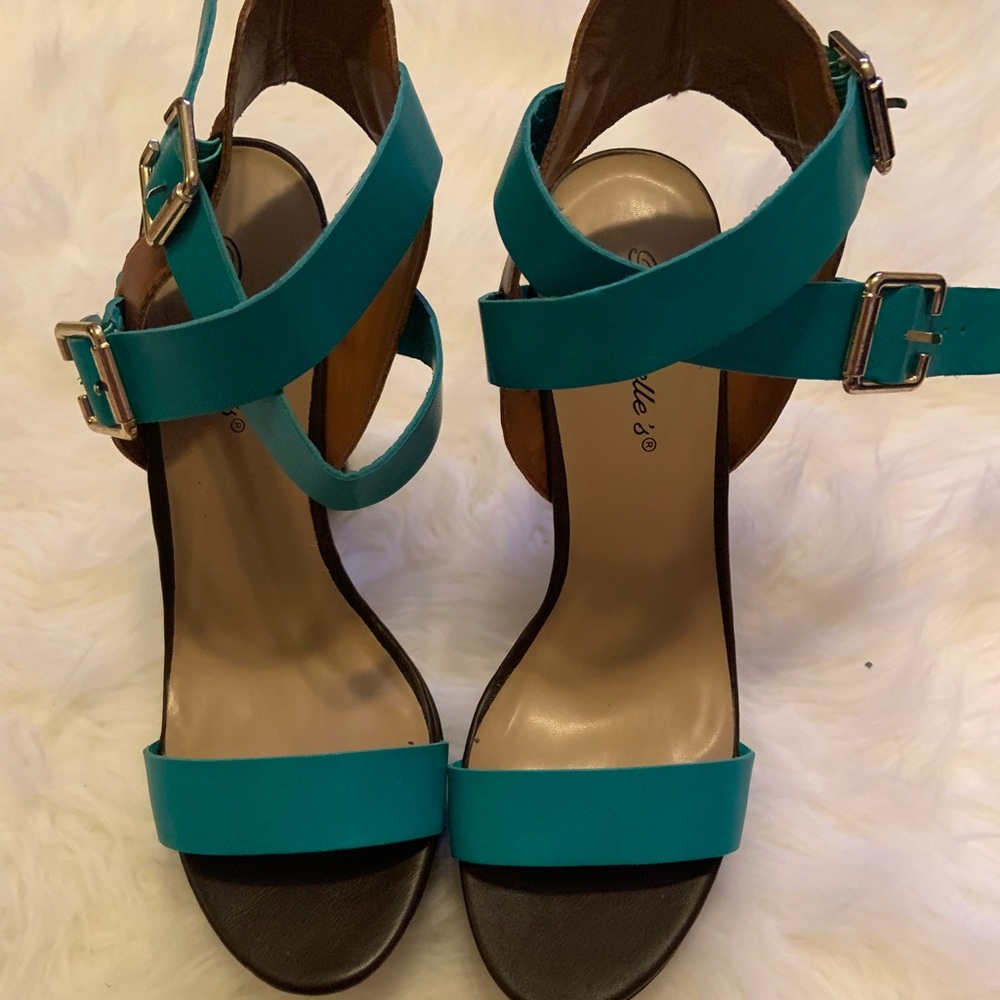 Heels - Picture 3 of 4